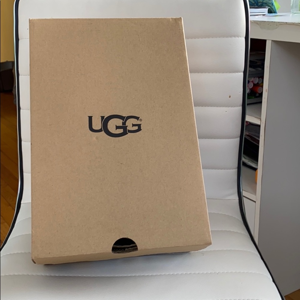Womens size 6 Ugg boots *BRAND NEW*